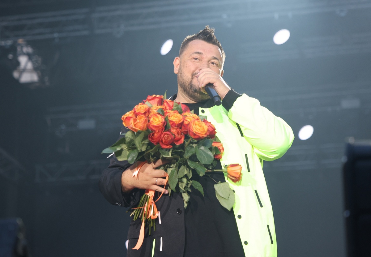 Сергей Жуков с букетом роз на сцене после концерта